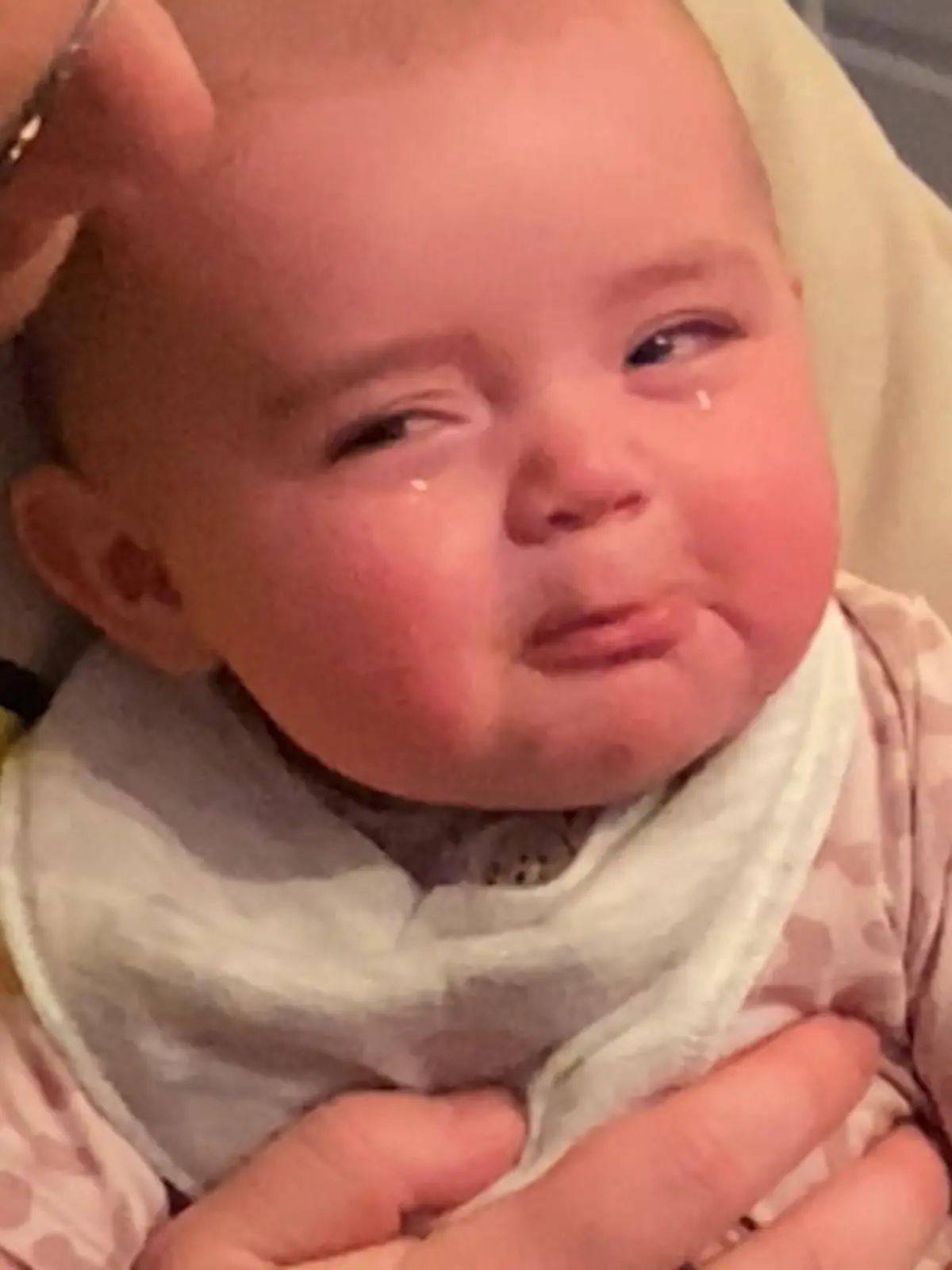 Den aktuellen Gemütszustand eines Babys zu erkennen ist oft nicht einfach – besonders weil er sich alle paar Minuten ändert. Mal wird fröhlich geschrien, mal wird aus Hunger geschrien. Manchmal schreien die Kleinen auch einfach so. Doch India, das kleine Mädchen im Video, setzt dem Ganzen die Krone auf.