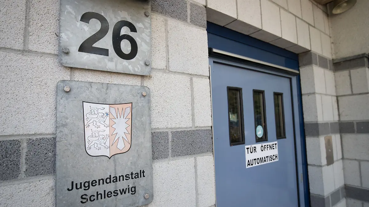 Ein 23 Jahre alter Insasse der Jugendanstalt ist seit Dienstag auf der Flucht (Archivbild).