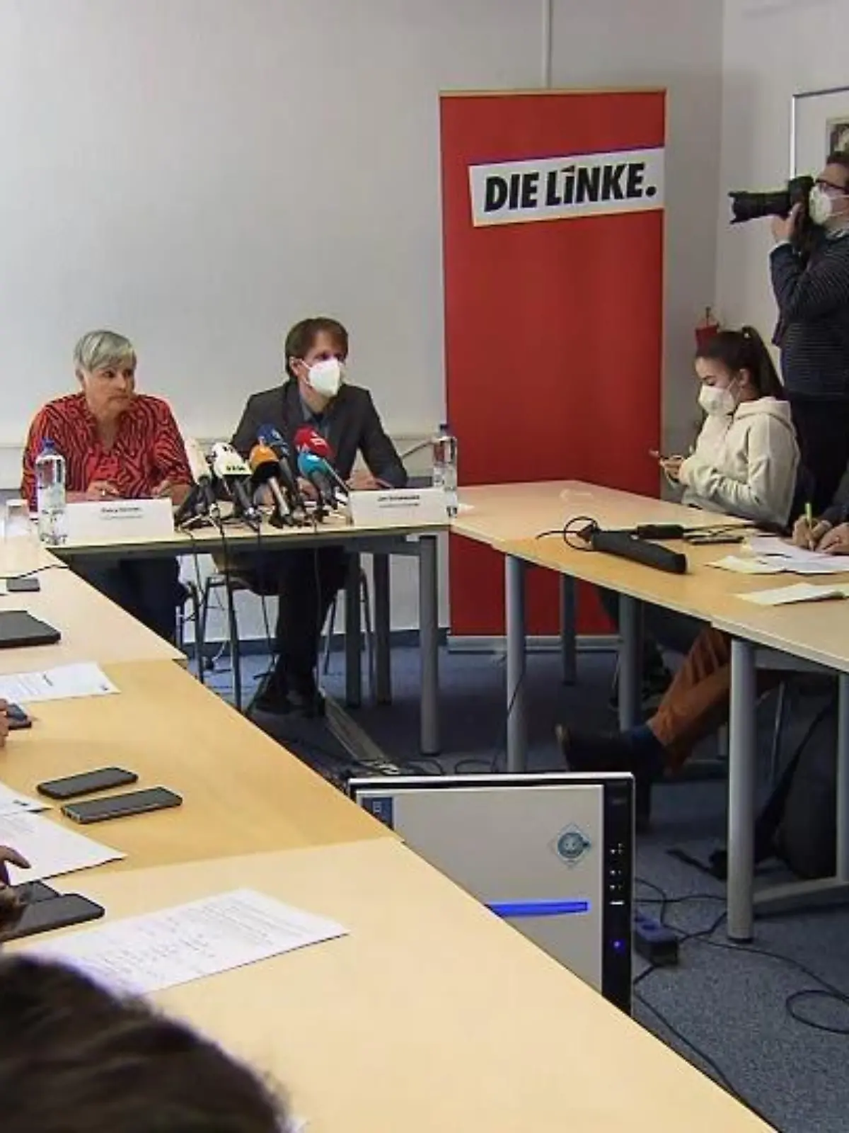 Sexuelle Belästigung, Übergriffe, Vergewaltigung – rund um den Sexismus-Skandal bei der Linken kommen immer mehr Details ans Licht. In einer extra anberaumten Pressekonferenz äußerten sich die hessischen Landesvorsitzenden heute zum weiteren Vorgehen der Partei und wie sie die Vorwürfe aufklären möchte. Nach dem Rücktritt der Co-Bundeschefin Susanne Hennig-Wellsow gestern, verkündete der hessische Landesverband heute, dass auch die stellvertretende Landesvorsitzende der hessischen Linke, Marjana Schott, zurückgetreten ist.