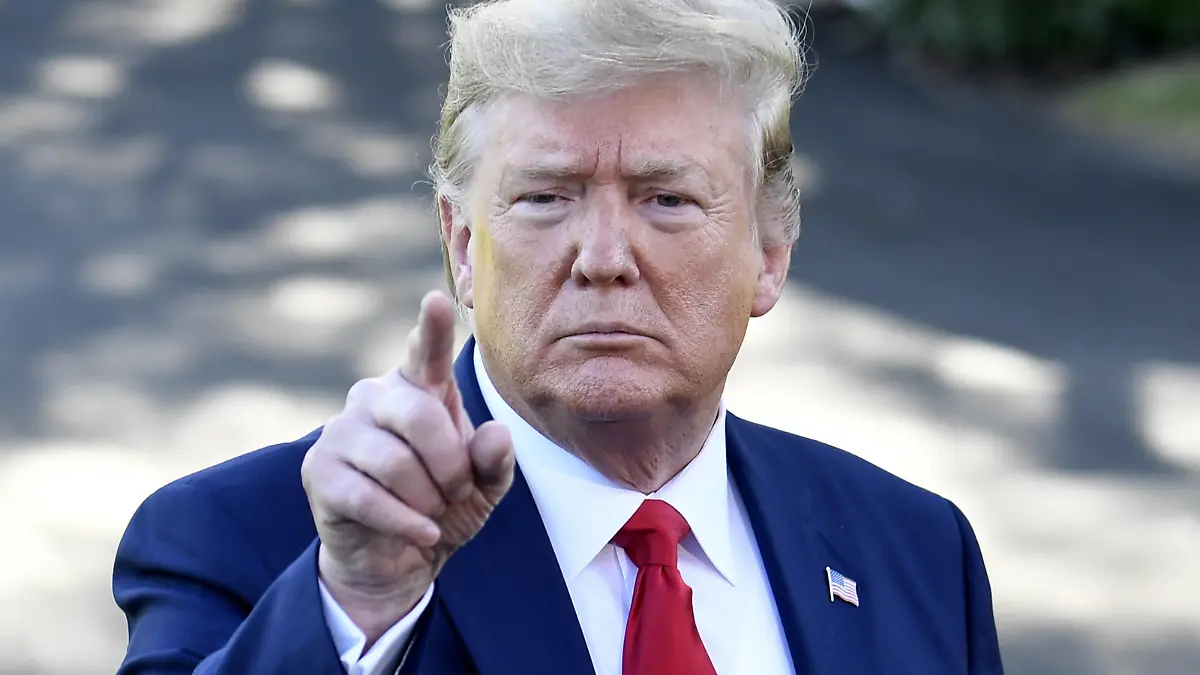  President Donald Trump calls on a reporter as he answers questions prior to departing the White House, Thursday, October 10, 2019, in Washington, DC. Trump is attending an evening campaign rally in Minneapolis, Minnesota. PUBLICATIONxINxGERxSUIxAUTxHUNxONLY WAP20191010506 MIKExTHEILER