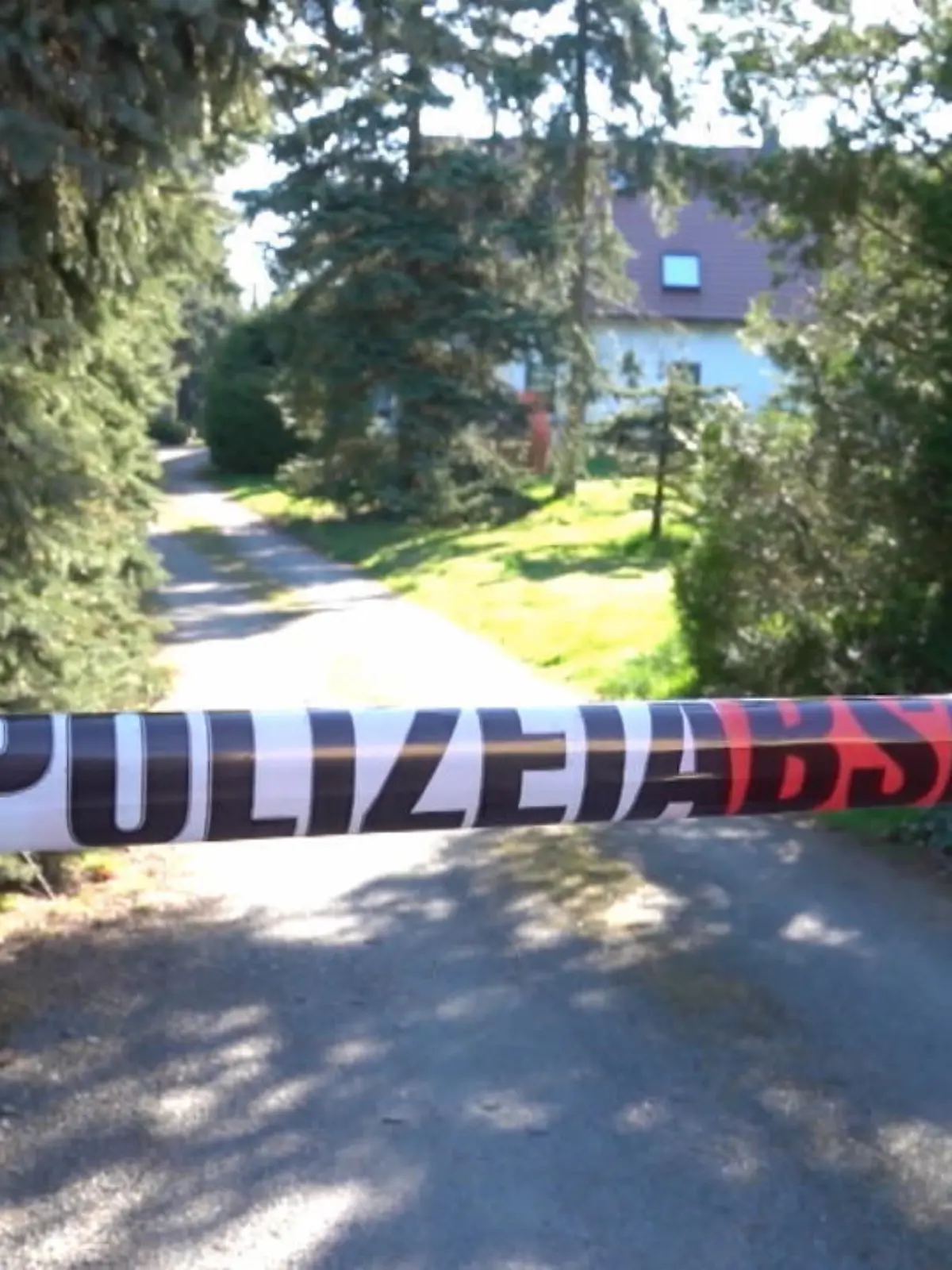 In Chemnitz sind am Montagabend vier Tote in einem Einfamilienhaus entdeckt worden.
Bei den zwei Paaren soll es sich um die alten und neuen Hausbesitzer handeln.