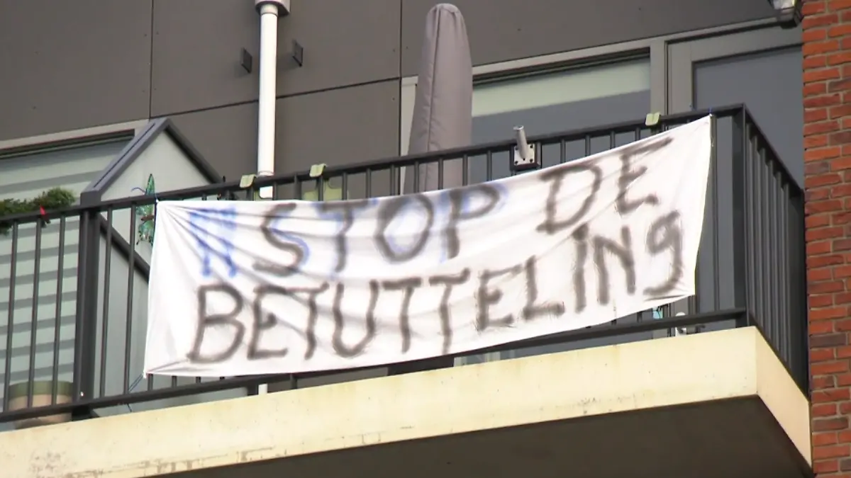 Ein Protest-Banner, der am Balkon eines Bewohners hängt.
