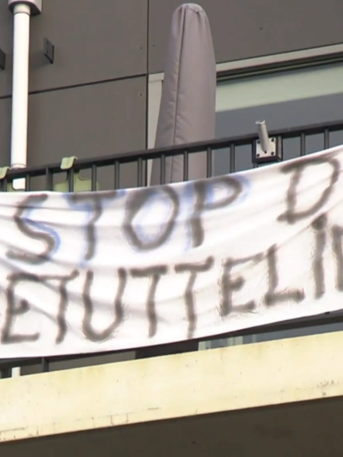 Ein Protest-Banner, der am Balkon eines Bewohners hängt. 