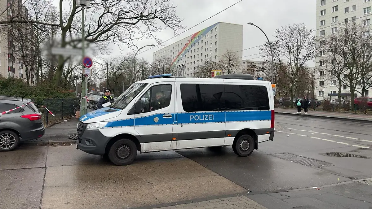 Tote Frau vor Hochhaus gefunden Großeinsatz in Berlin-Lichtenberg