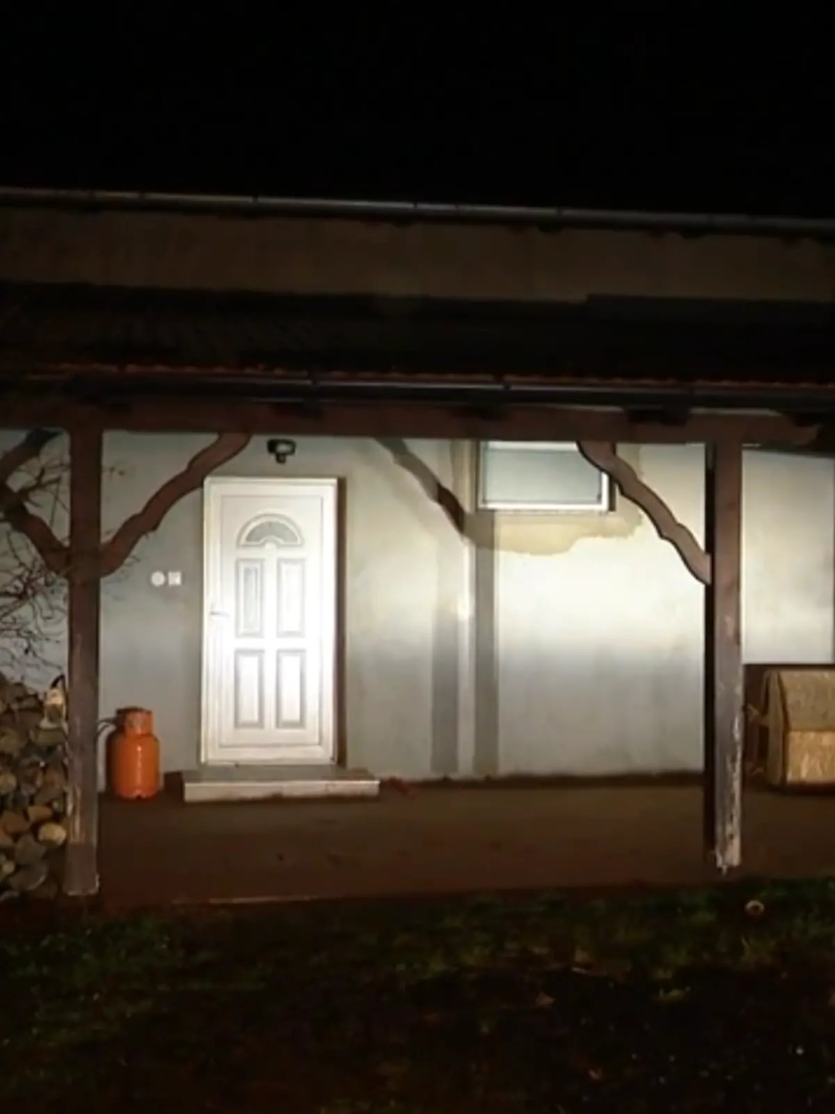 Das Einfamilienhaus der Familie birgt ein düsteres Geheimnis. 