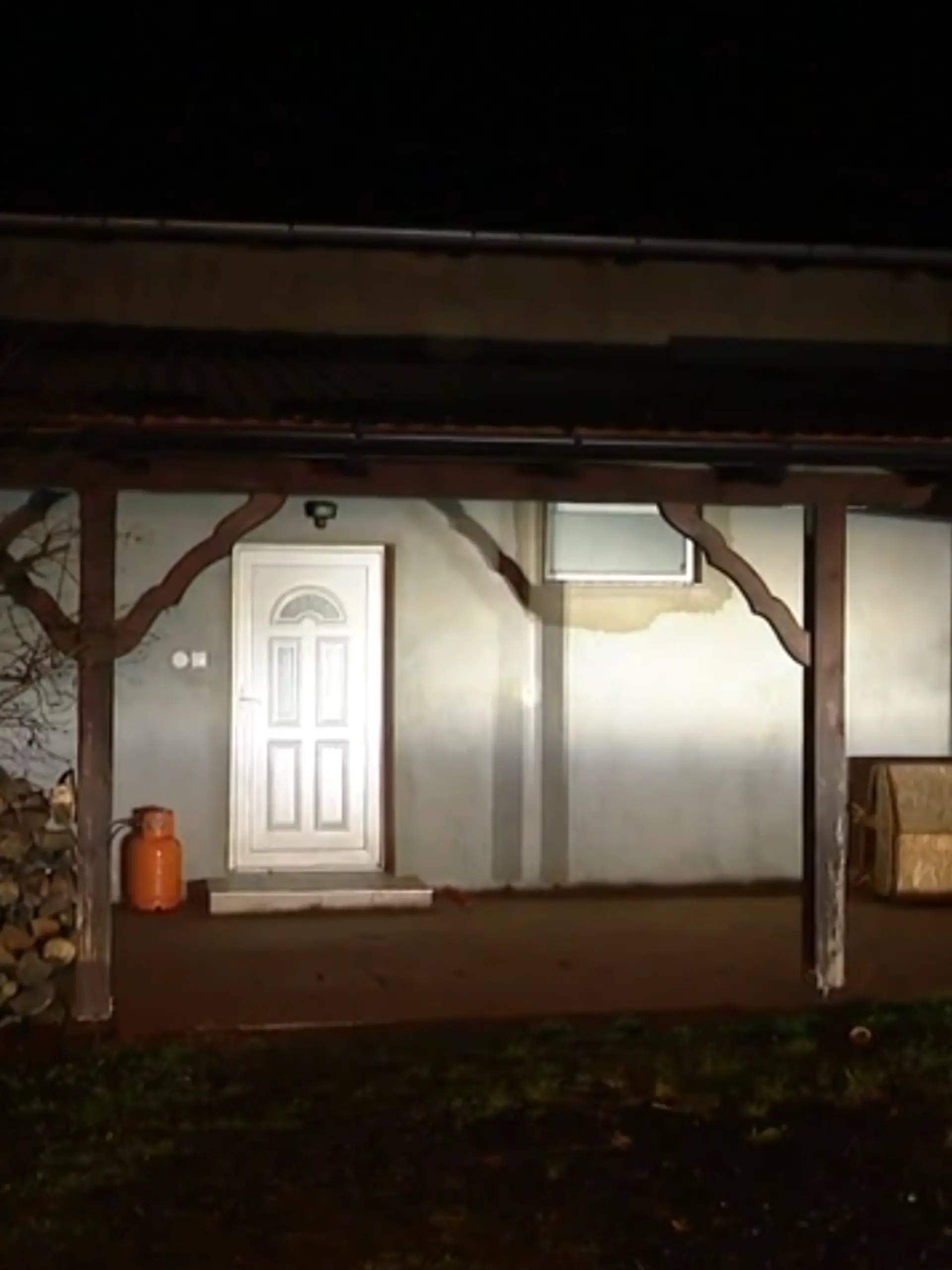 Das Einfamilienhaus der Familie birgt ein düsteres Geheimnis. 