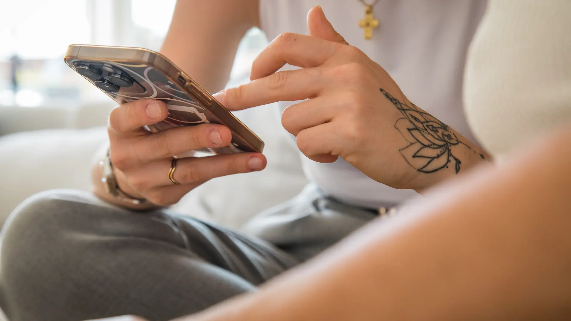 Eine Frau schaut auf ihr Handy