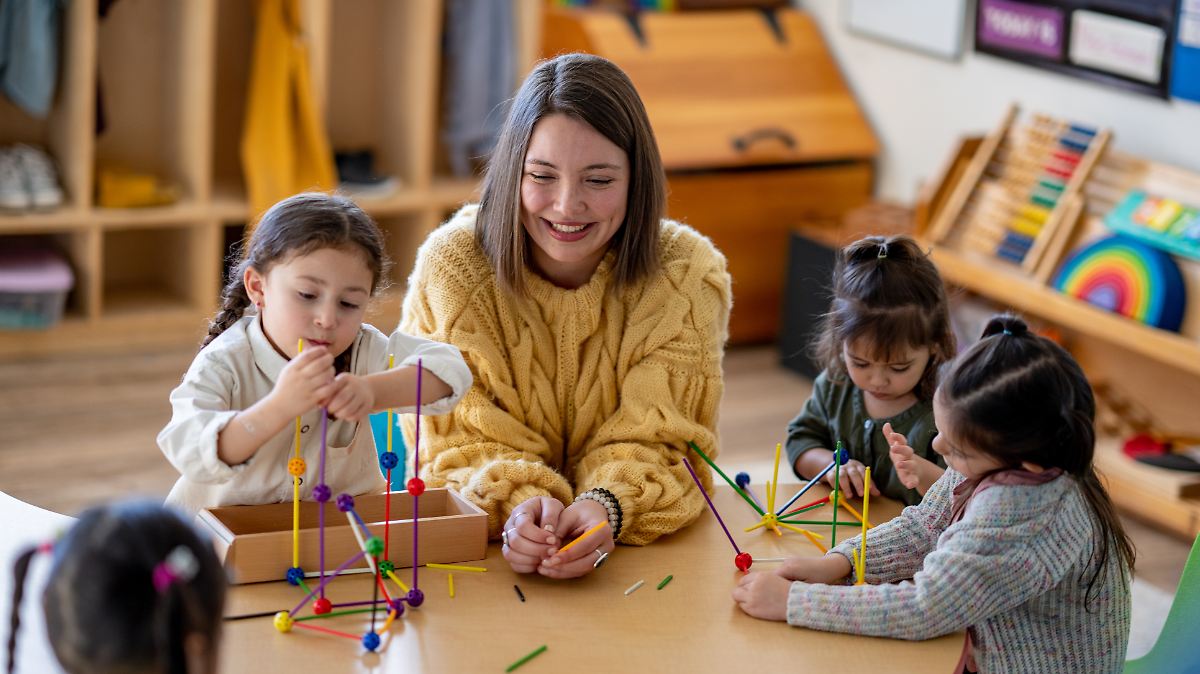 Wie viel verdient eine Erzieherin in Deutschland? Gehalt im Check
