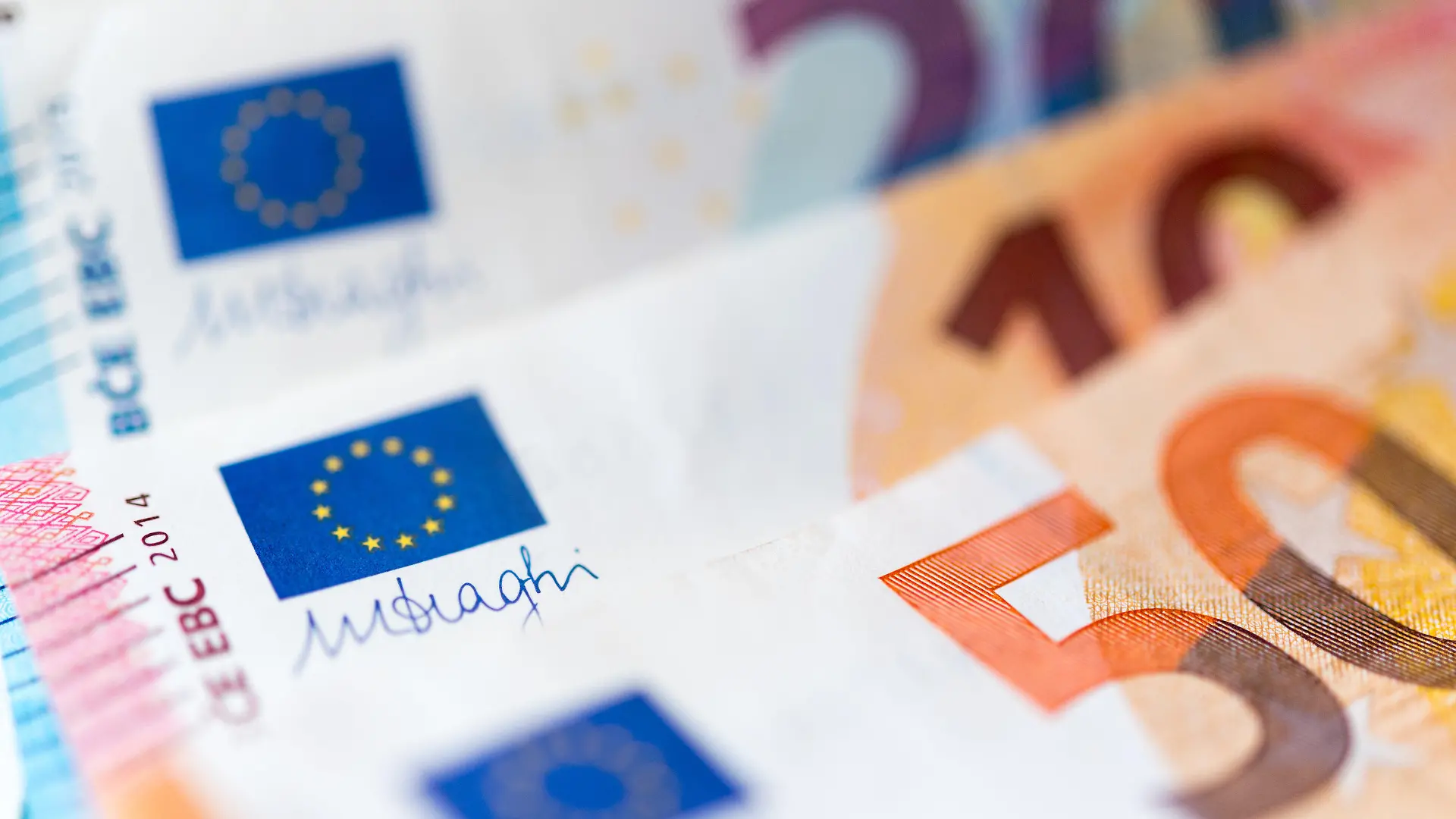 ARCHIV - 04.12.2018, Sachsen, Dresden: ILLUSTRATION - Banknoten zu 10, 20 und 50 Euro liegen auf einem Tisch. Die Statistikbehörde Eurostat veröffentlicht am 07.01.2021 ihre Schnellschätzung zur Inflation im Euroraum für Dezember 2020. Foto: Monika Skolimowska/dpa-Zentralbild/dpa +++ dpa-Bildfunk +++