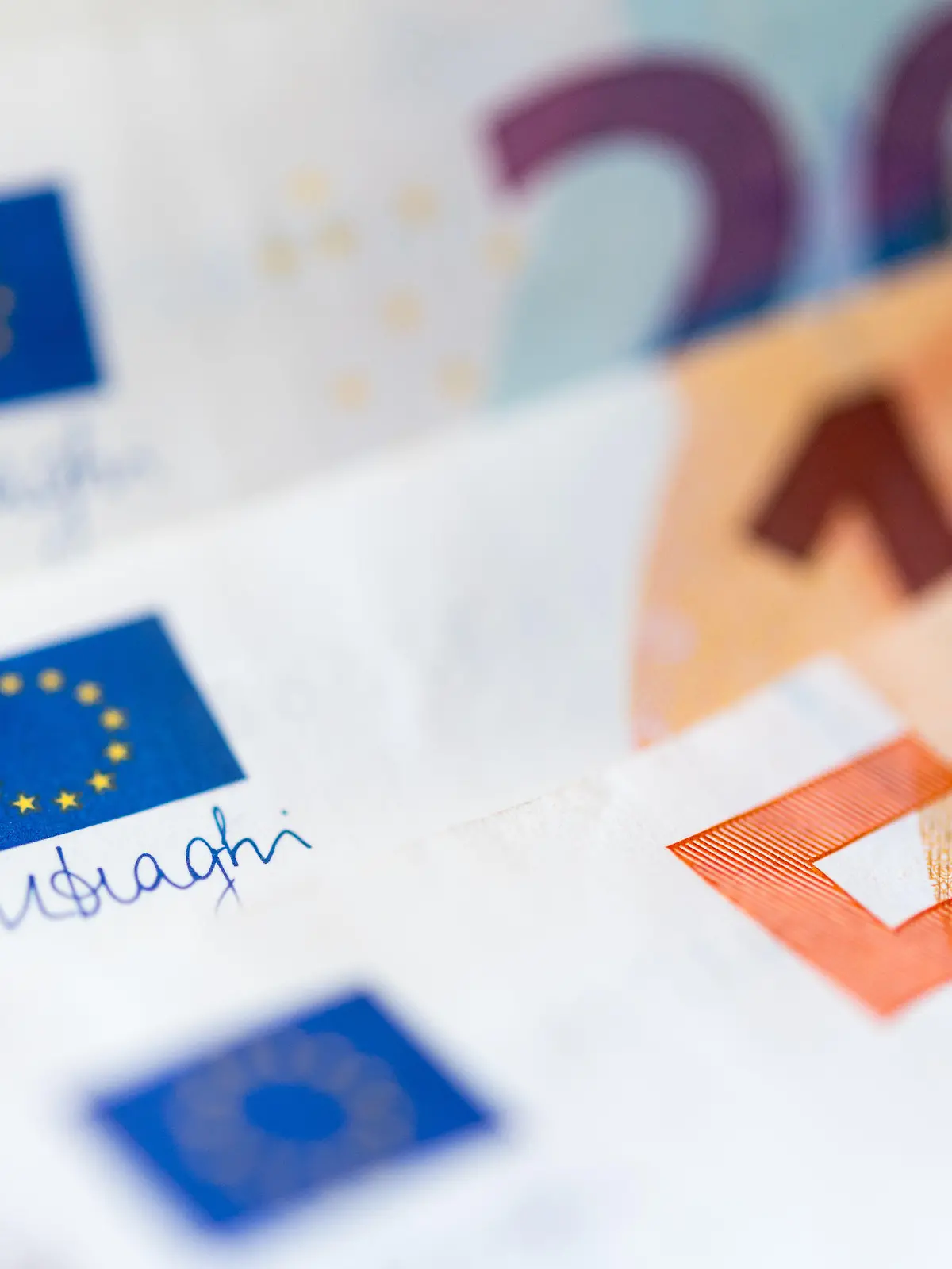 ARCHIV - 04.12.2018, Sachsen, Dresden: ILLUSTRATION - Banknoten zu 10, 20 und 50 Euro liegen auf einem Tisch. Die Statistikbehörde Eurostat veröffentlicht am 07.01.2021 ihre Schnellschätzung zur Inflation im Euroraum für Dezember 2020. Foto: Monika Skolimowska/dpa-Zentralbild/dpa +++ dpa-Bildfunk +++