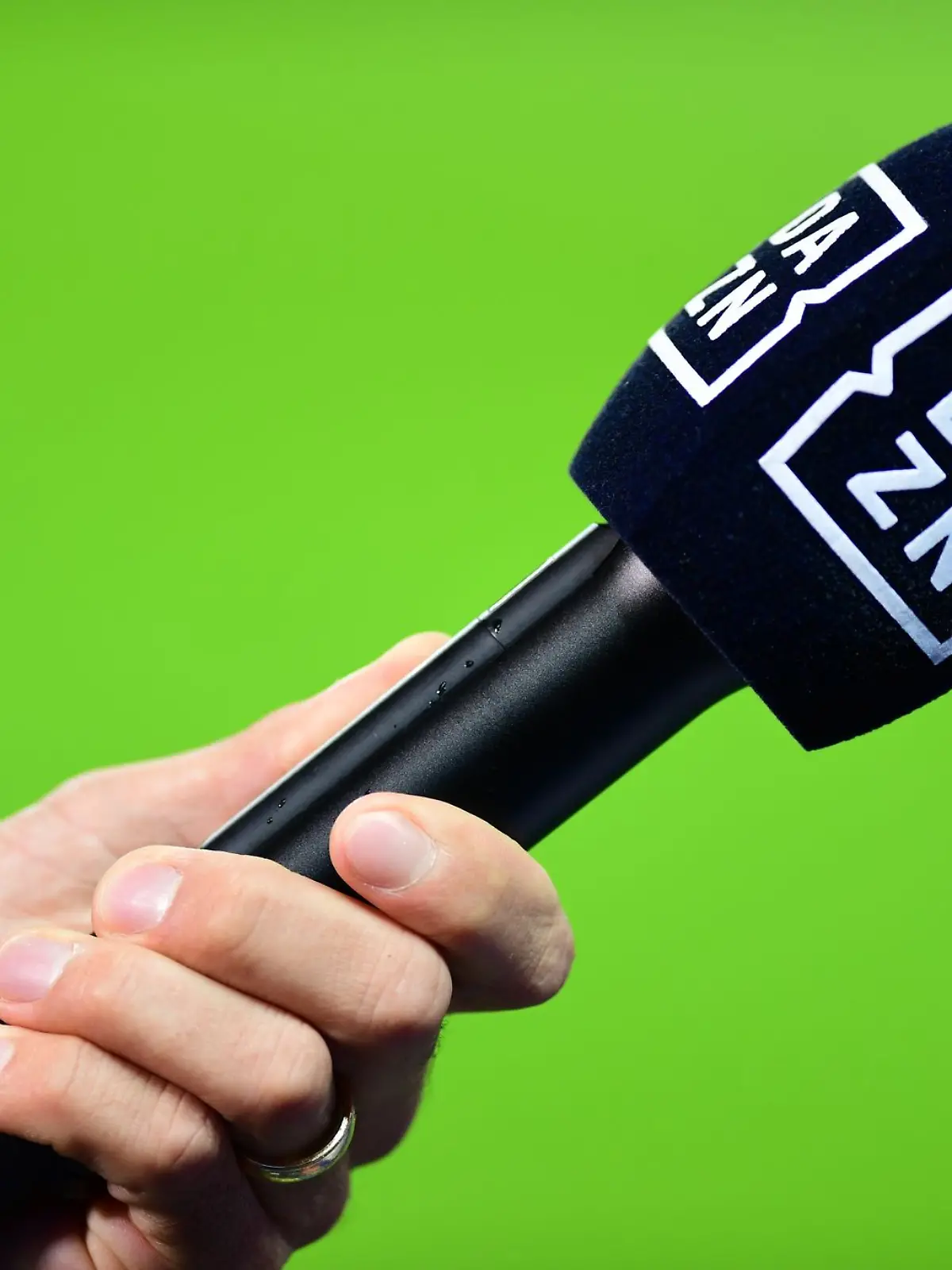 Bild zu: "DAZN strahlt verbotene Sekten-Werbung aus"