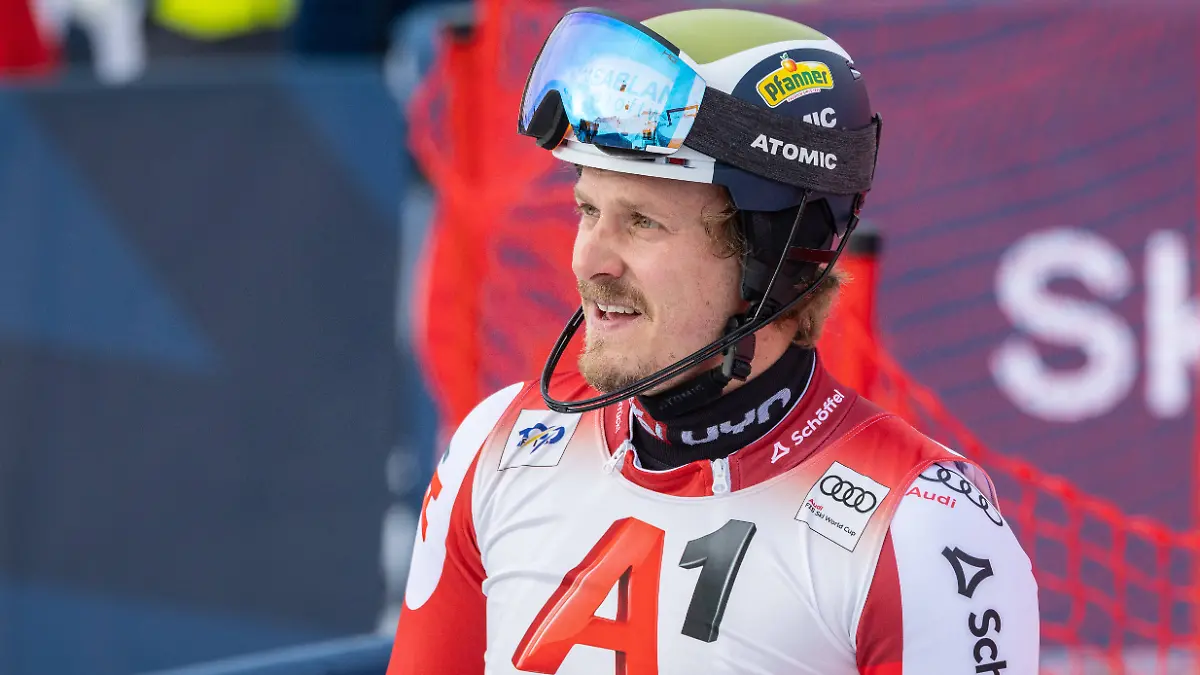 Manuel Feller zeigt seinen Hintern.