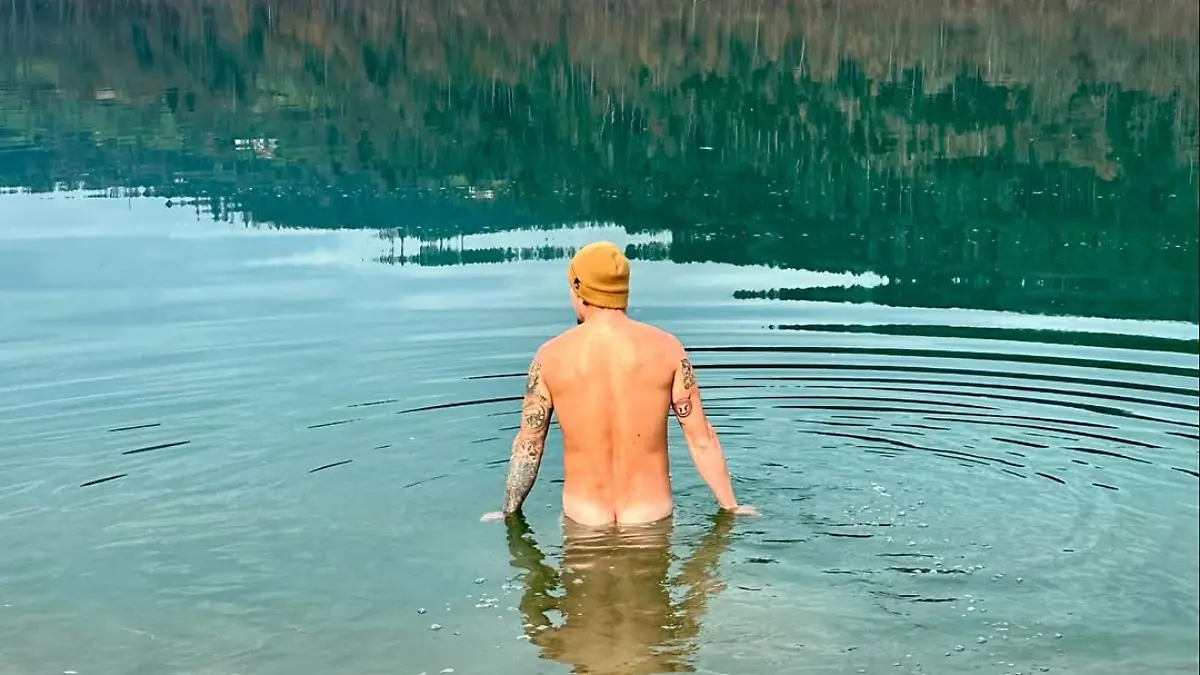 Manuel Feller beim Nacktbaden.