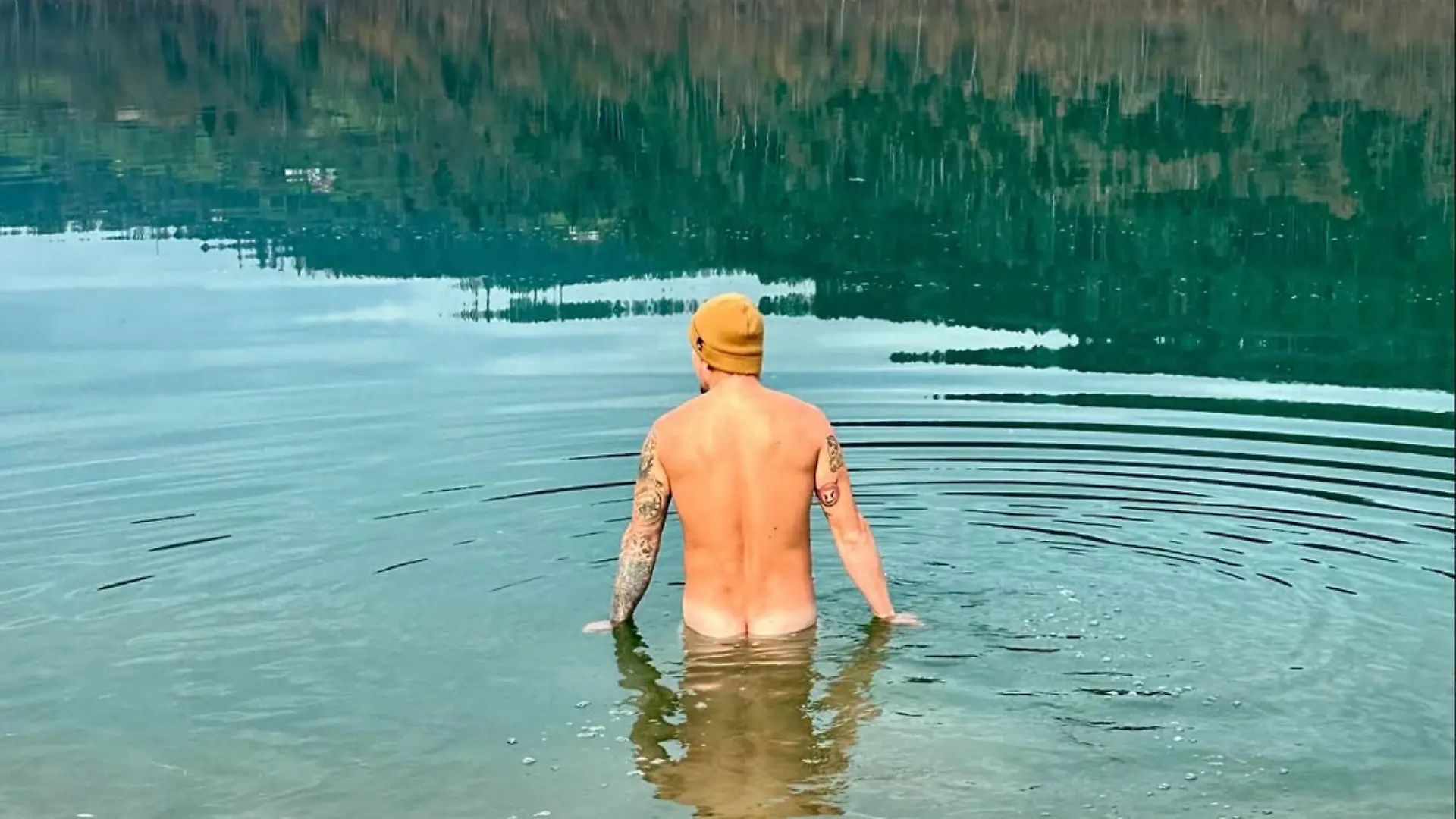 Manuel Feller beim Nacktbaden.
