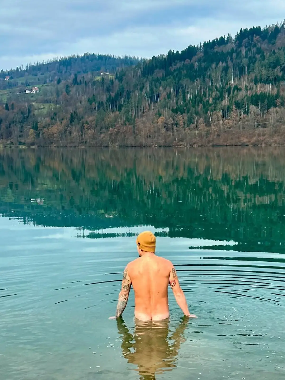 Manuel Feller beim Nacktbaden.