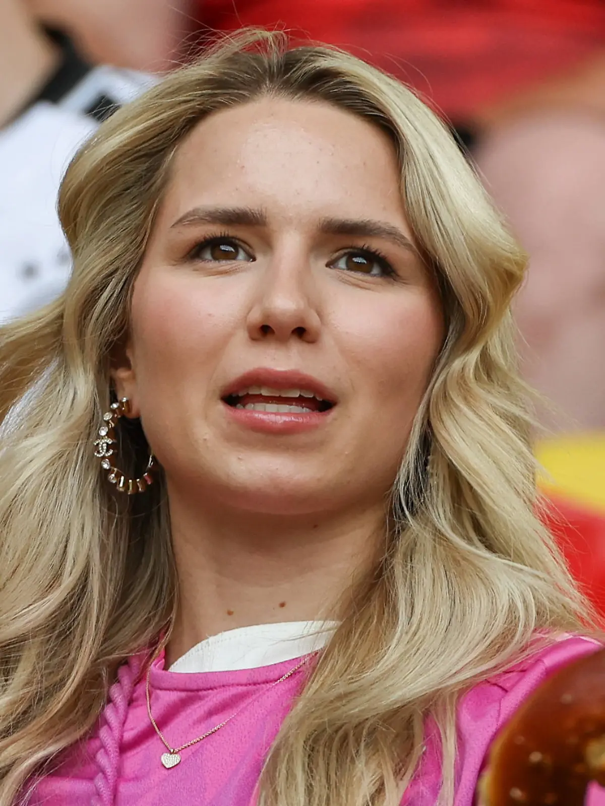 Anika Neuer macht auch im Trikot eine gute Figur.
