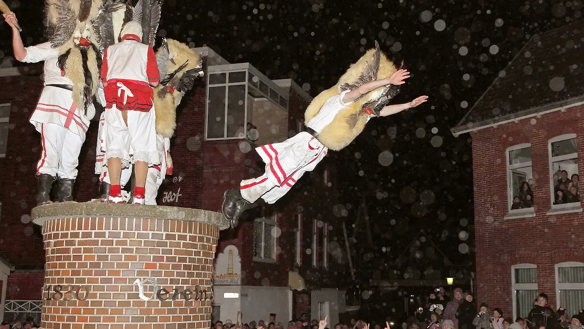 Das Schlagen von Frauen mit Kuhhörnern soll es bei dem diesjährigen Klaasohm-Fest auf Borkum nicht mehr geben. (Archivbild)
