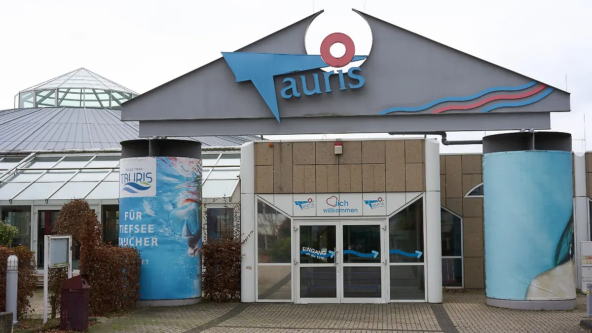 Das Schwimmbad sucht einen neuen Besitzer.