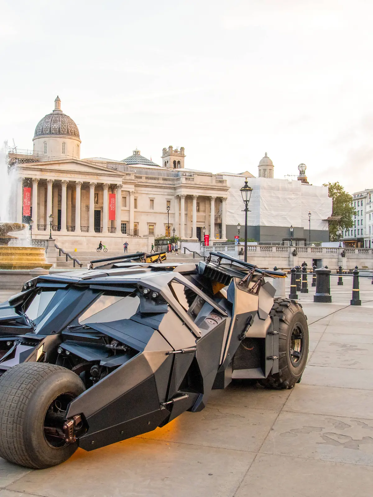 Bild zu: "NFL-Star Joe Burrow fährt ab jetzt Batmobil "