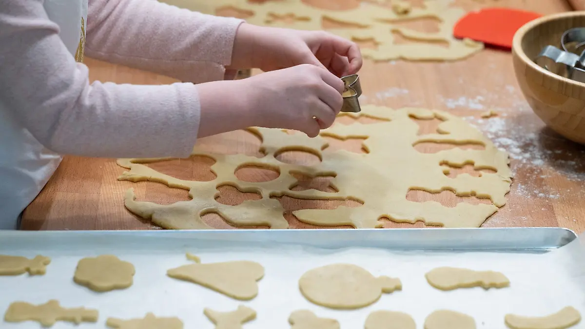 Weihnachtsbäckerei - ob sie teurer wurde, kommt unter anderem auf den Buttergehalt an. (Archivbild)