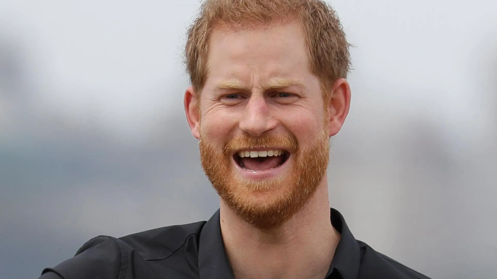 ARCHIV - 20.10.2018, Australien, Sydney: Der britische Prinz Harry reagiert, als er bei den Invictus Games auf der Cockatoo Island ein ferngesteuertes Auto bedient. Prinz Harry (37) hat in Großbritannien eine Verleumdungsklage gegen den Verlag der Boulevardzeitung «Daily Mail» eingereicht. (Zu dpa «Prinz Harry reicht Klage gegen den Verlag der «Daily Mail» ein») Foto: Kirsty Wigglesworth/AP/dpa +++ dpa-Bildfunk +++