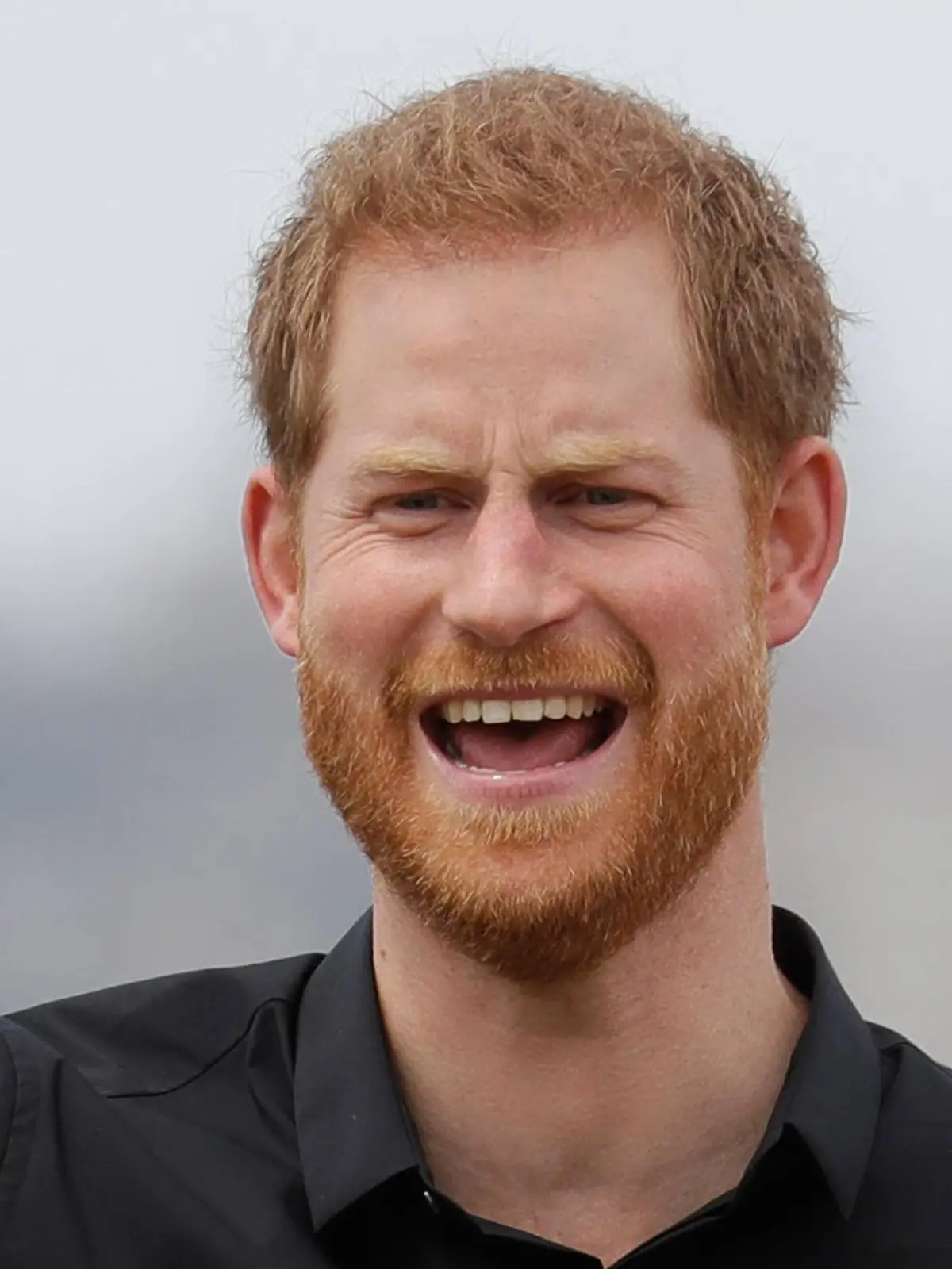 ARCHIV - 20.10.2018, Australien, Sydney: Der britische Prinz Harry reagiert, als er bei den Invictus Games auf der Cockatoo Island ein ferngesteuertes Auto bedient. Prinz Harry (37) hat in Großbritannien eine Verleumdungsklage gegen den Verlag der Boulevardzeitung «Daily Mail» eingereicht. (Zu dpa «Prinz Harry reicht Klage gegen den Verlag der «Daily Mail» ein») Foto: Kirsty Wigglesworth/AP/dpa +++ dpa-Bildfunk +++