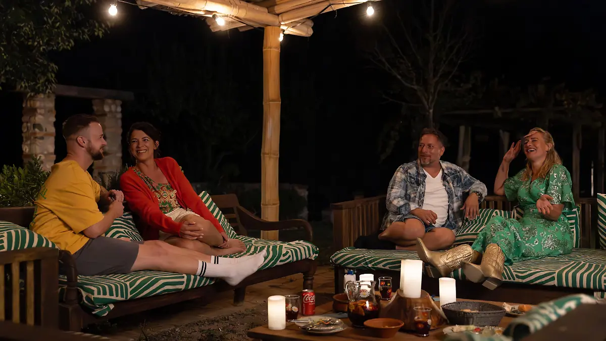 Abends sitzen die Seefelds in lauschiger Runde in ihrem Landhaus zusammen.