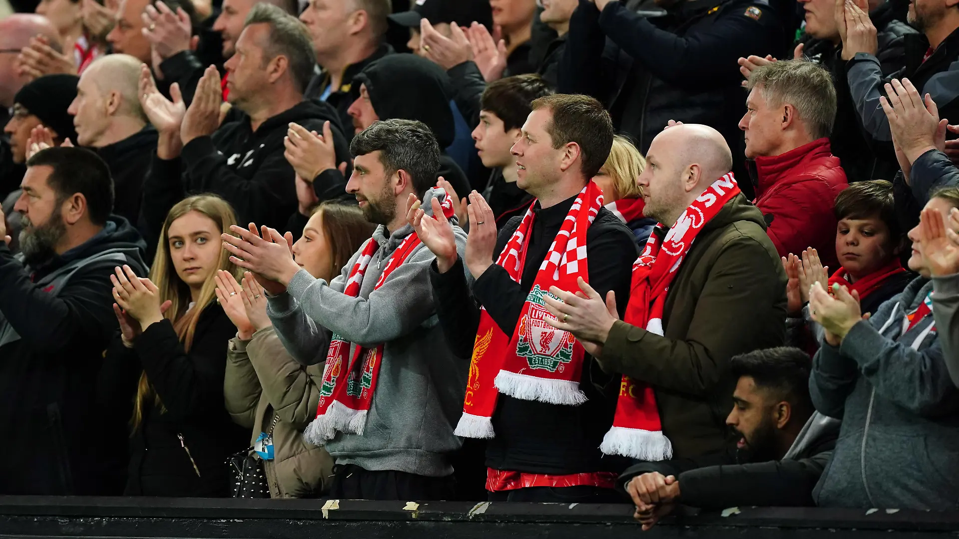 Liverpool v Manchester United, ManU - Premier League - Anfield Liverpool fans clap on the 7th minute in mark or respect to Cristiano Ronaldo following the death of his new-born son during the Premier League match at Anfield, Liverpool. Picture date: Tuesday April 19, 2022. EDITORIAL USE ONLY No use with unauthorised audio, video, data, fixture lists, club/league logos or live services. Online in-match use limited to 120 images, no video emulation. No use in betting, games or single club/league/player publications. PUBLICATIONxNOTxINxUKxIRL Copyright: xMikexEgertonx 66463455
