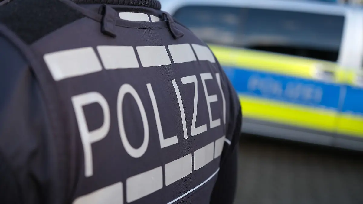 Polizisten nahmen den Verdächtigen an einer Autobahnraststätte fest. (Symbolbild)
