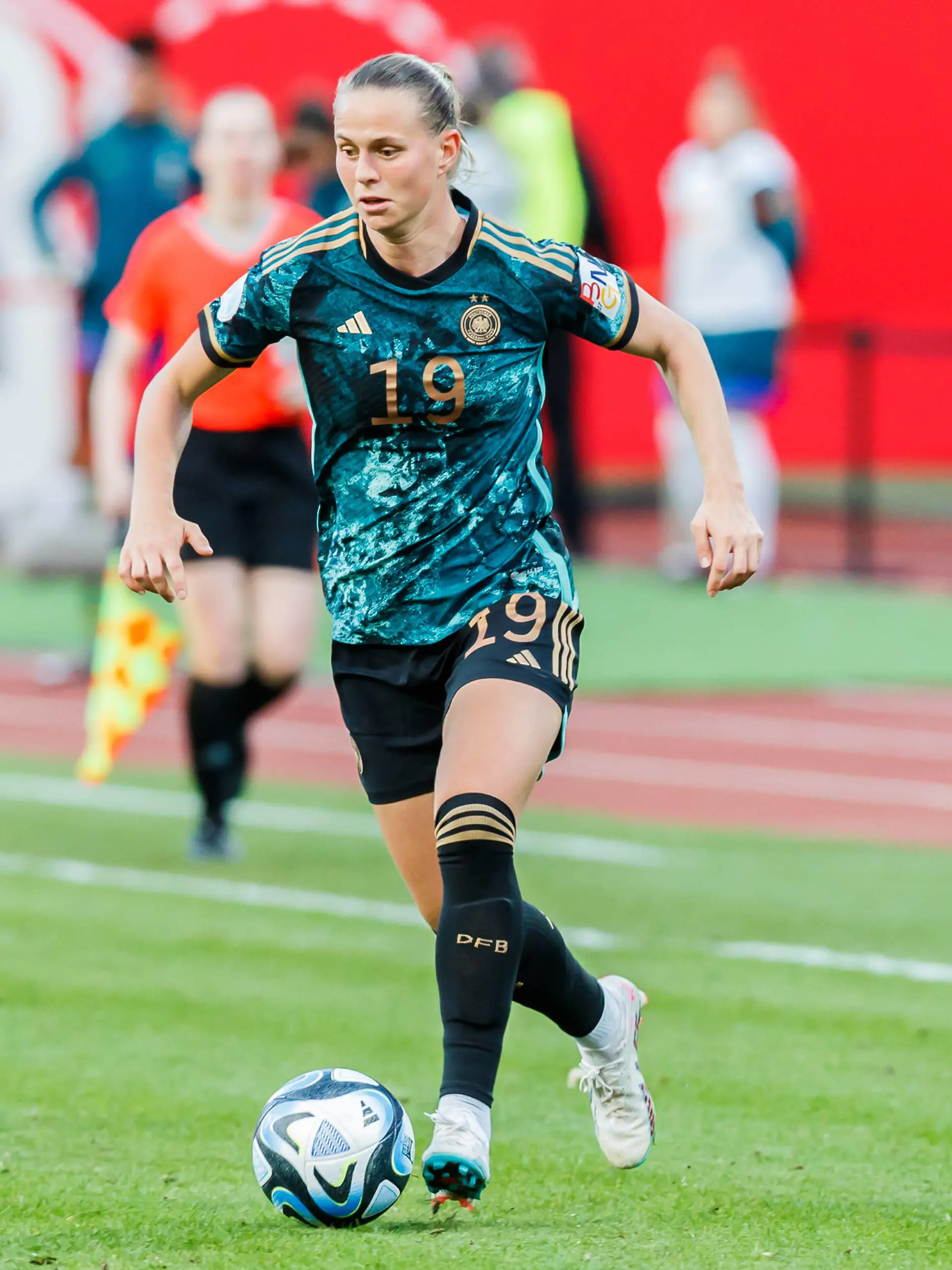 Klara Bühl GER, 19 Freisteller, Einzelbild, Aktion, action, 11.04.2023, Nürnberg Deutschland, Fussball, Frauen, Länderspiel, Deutschland - Brasilien, DFB/DFL REGULATIONS PROHIBIT ANY USE OF PHOTOGRAPHS AS IMAGE SEQUENCES AND/OR QUASI-VIDEO. *** Klara Bühl GER, 19 crop, single image, action, 11 04 2023, Nuremberg Germany , football, women, international match, Germany Brazil, DFB DFL REGULATIONS PROHIBIT ANY USE OF PHOTOGRAPHS AS IMAGE SEQUENCES AND OR QUASI VIDEO xprx