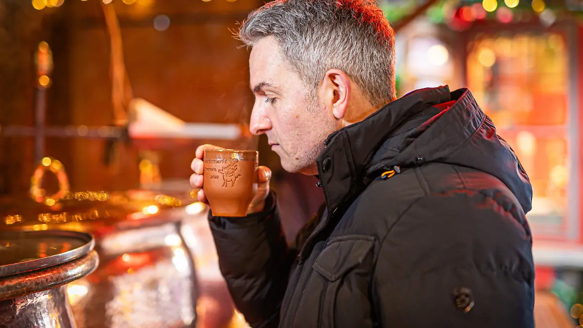 Glühweinkontrolleur auf dem Weihnachtsmarkt