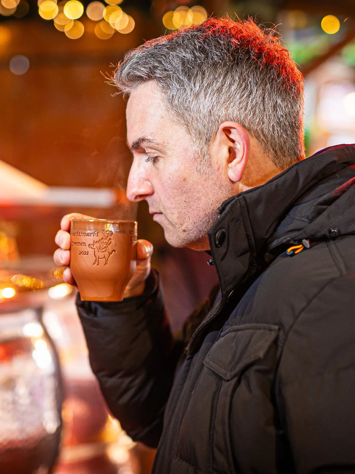 Glühweinkontrolleur auf dem Weihnachtsmarkt