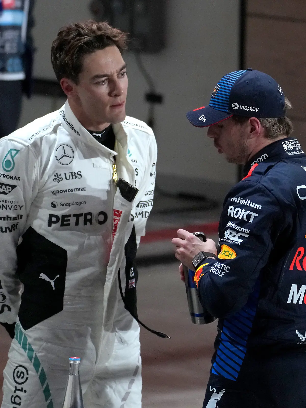 Max Verstappen (r) und George Russell werden so schnell keine Freunde mehr.