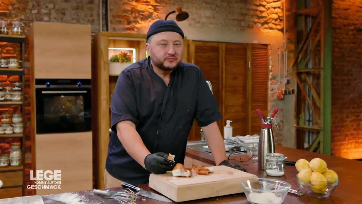 Sebastian tüftelt an seiner Fish-&-Chips-Kreation Im Lege-Lab
