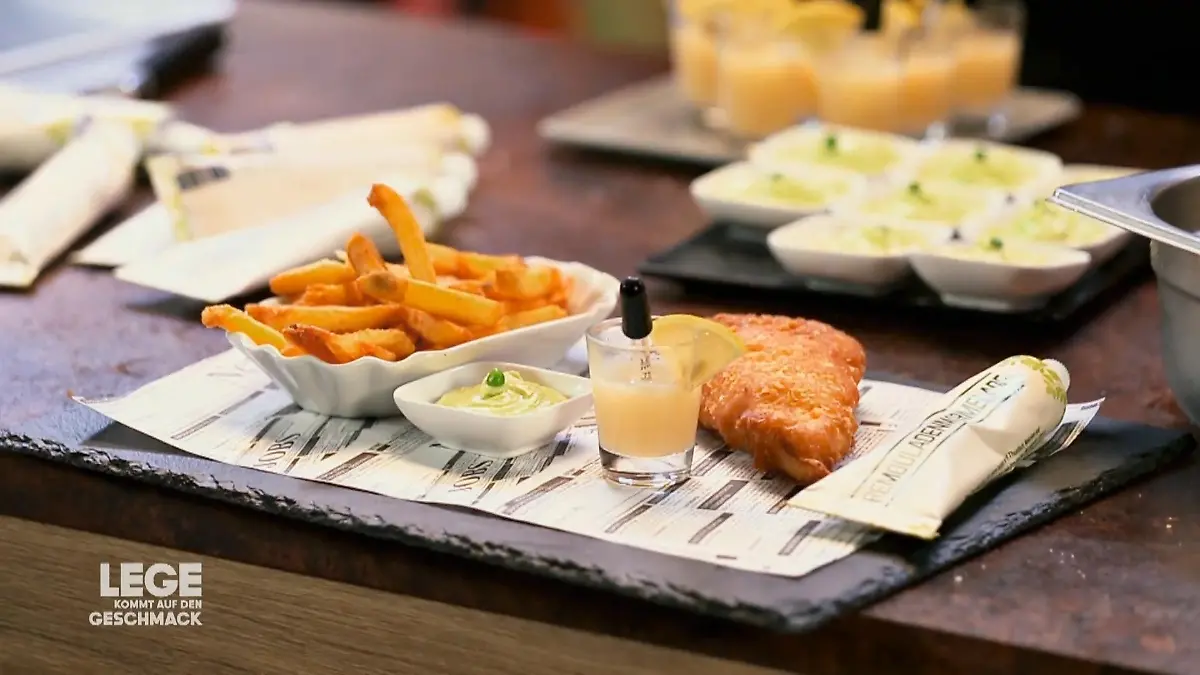 Sebastian Leges finale Fish & Chips-Kombination Mit Erbsen-Mayo und Zitronen-Cocktail