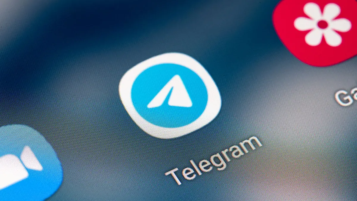 Über ein Handy eines festgenommenen Dealers hatten die Ermittler Zugriff auf einen Drogen-Chat. (Symbolbild)