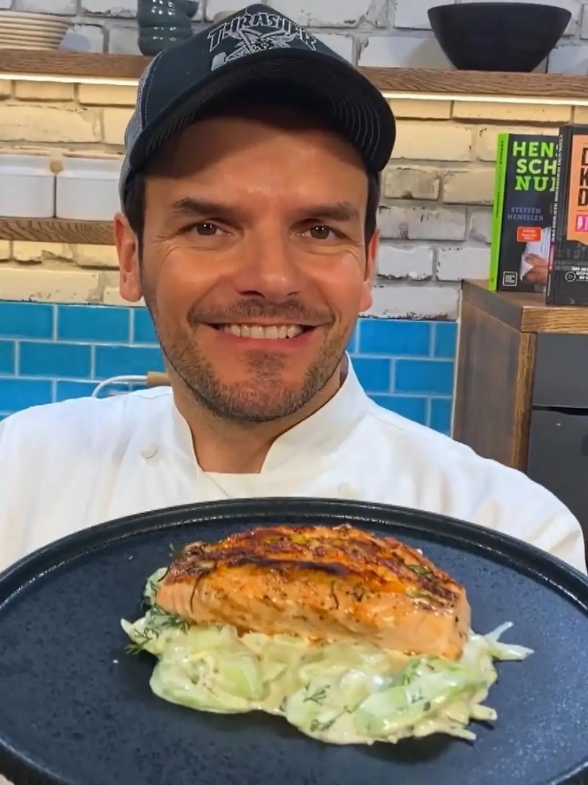 Steffen Hensslers gegrillter Lachs auf Wasabi-Schmorgurken
