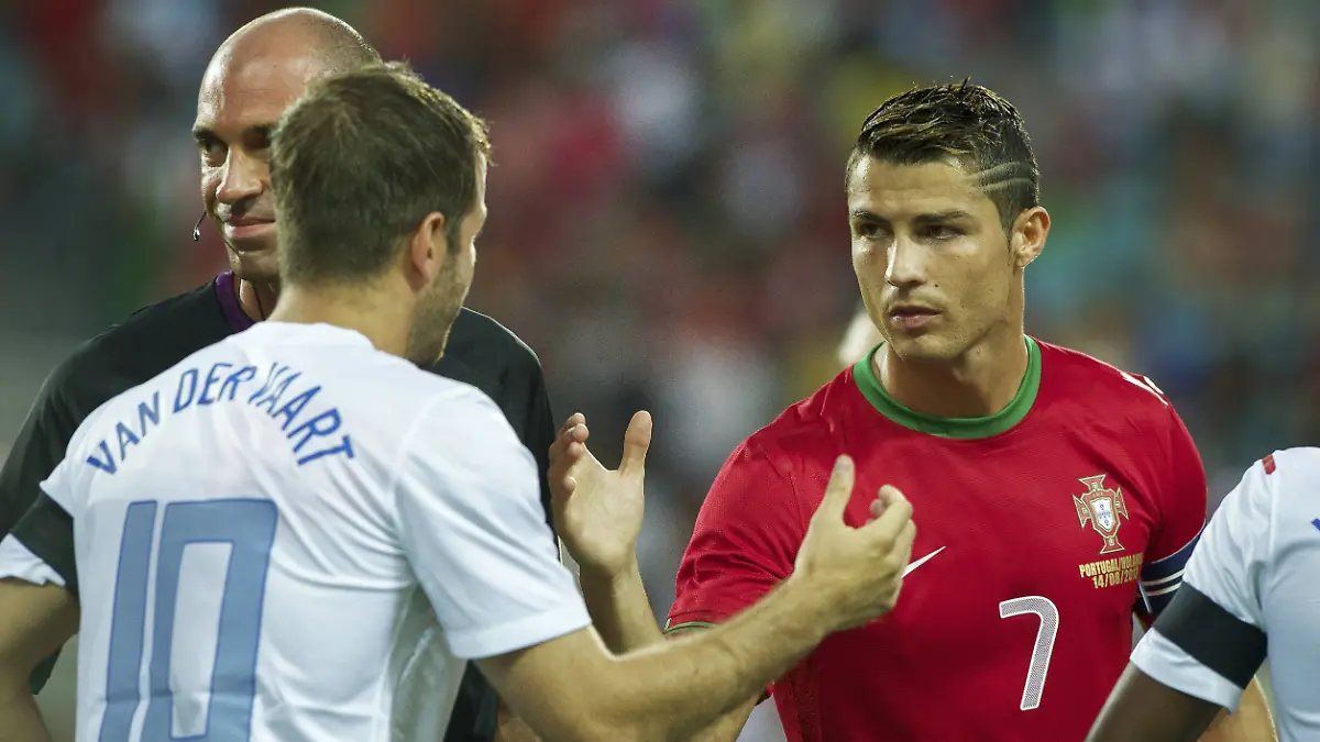 Rafael van der Vaart und Cristiano Ronaldo vor einem Freundschaftsspiel zwischen Niederlande und Portugal 2013 in Faro.