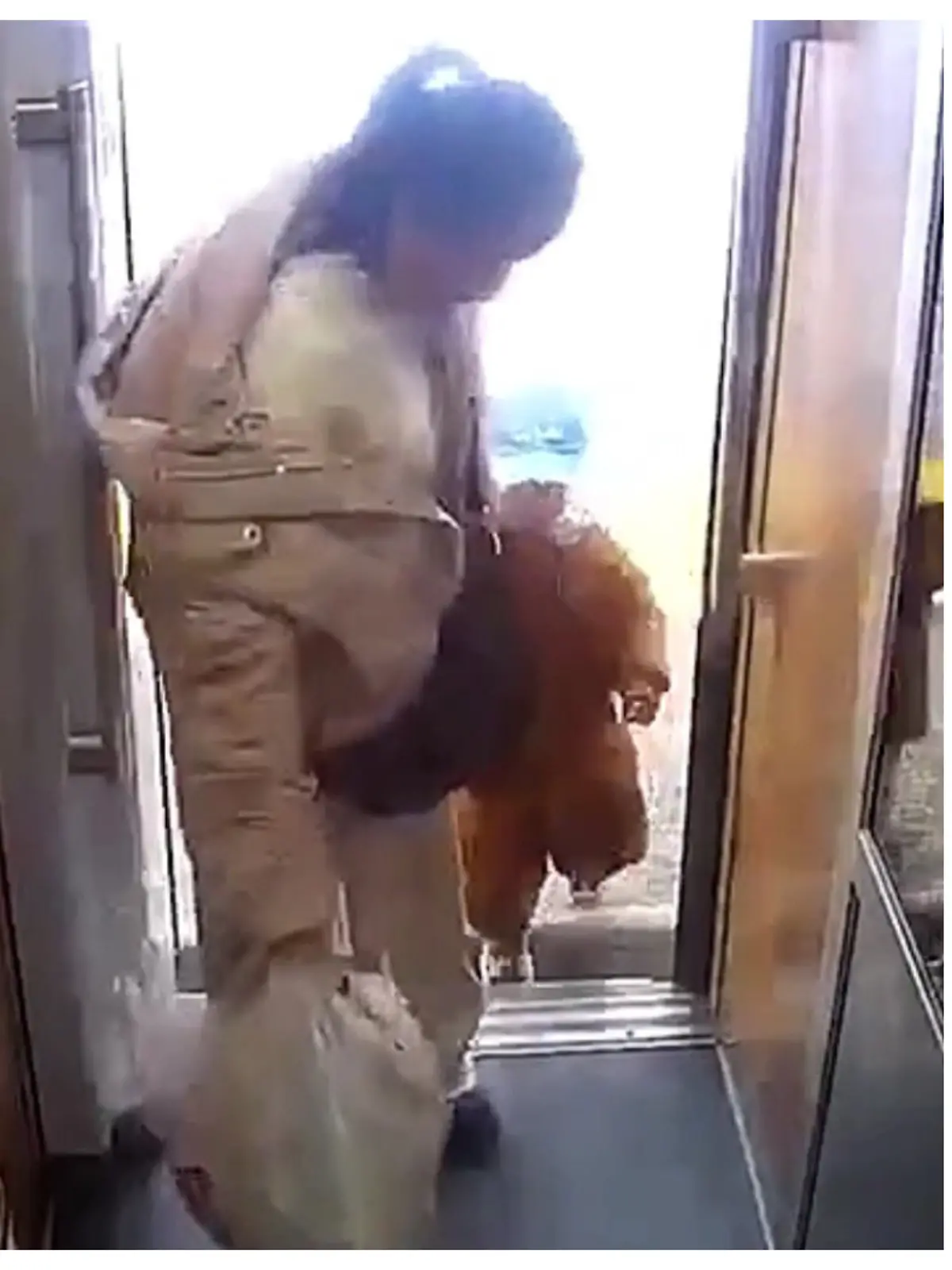 Niemand kann ihm helfen, bis ein Polizist dazu kommt. Die Zeit ist knapp, denn der Zug steht kurz vor der Abfahrt. Wie der Polizist den Jungen retten kann, sehen wir im Video.