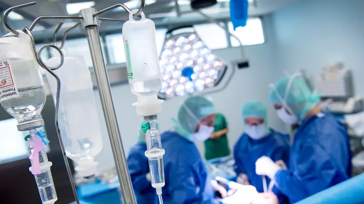 ARCHIV - 18.07.2018, ---: Illustration - Ein Ärzteteam arbeitet in einem Operationssaal eines Krankenhauses. Foto: Sven Hoppe/dpa +++ dpa-Bildfunk +++