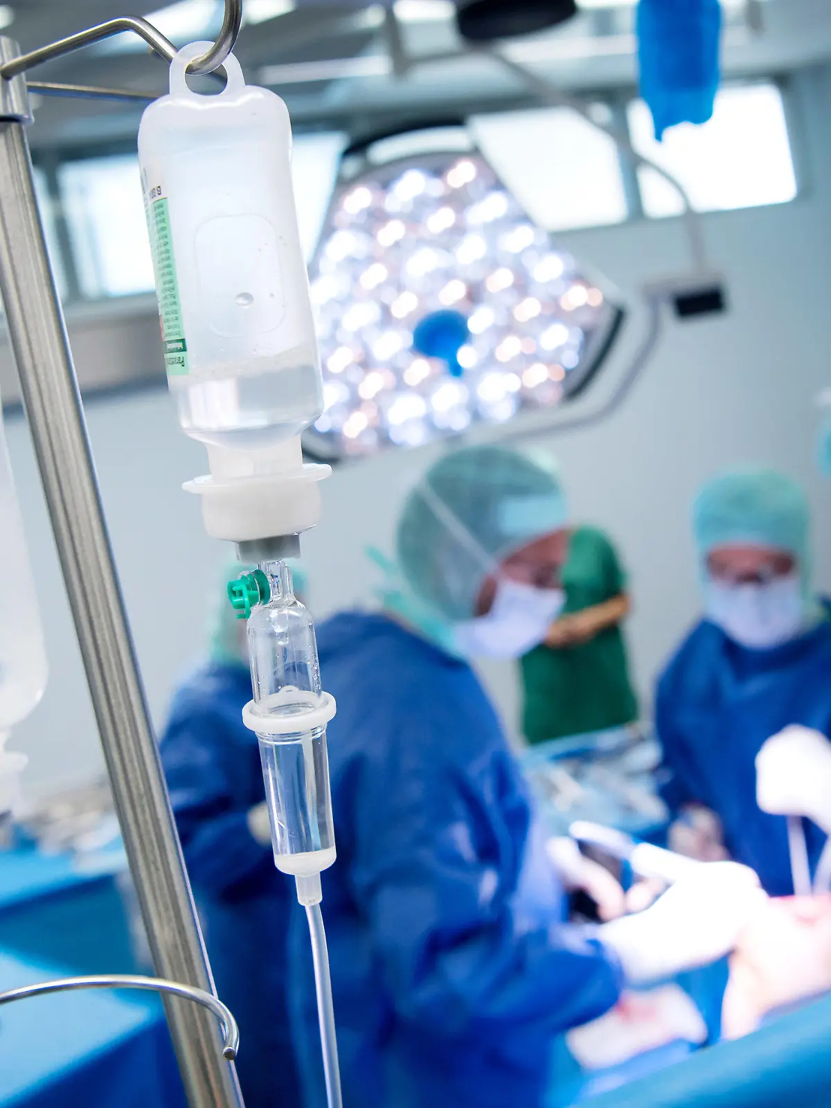 ARCHIV - 18.07.2018, ---: Illustration - Ein Ärzteteam arbeitet in einem Operationssaal eines Krankenhauses. Foto: Sven Hoppe/dpa +++ dpa-Bildfunk +++