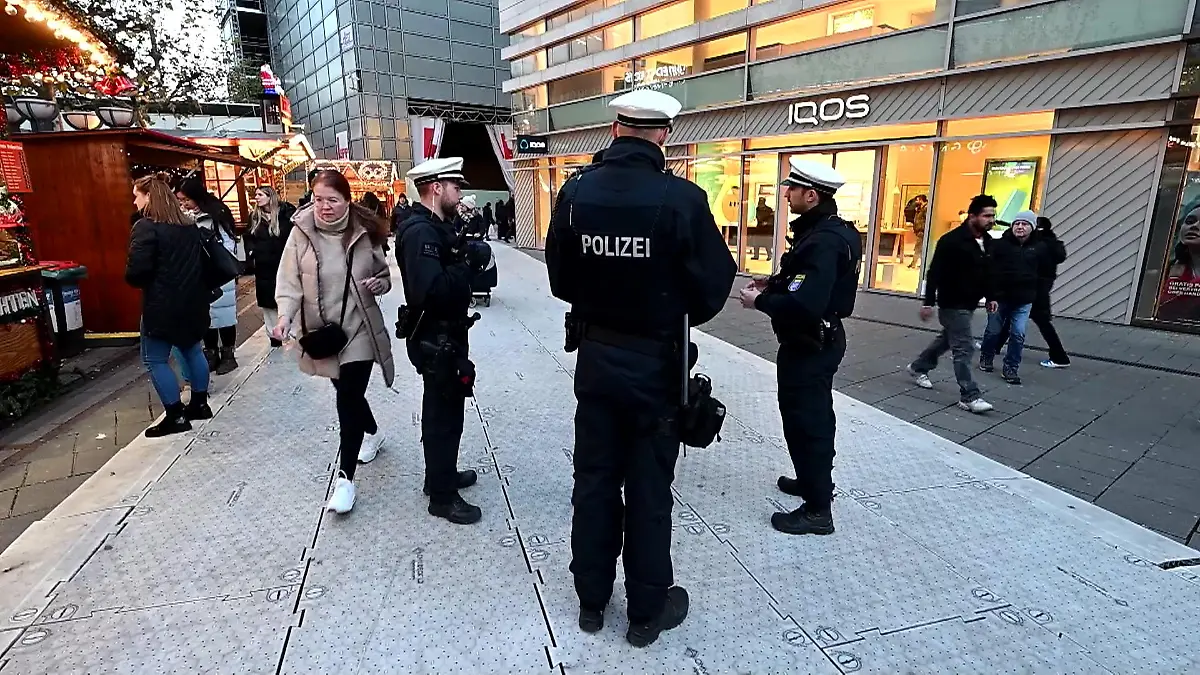 Kontrolle auf dem Frankfurter Weihnachtsmarkt Starke Polizeipräsenz