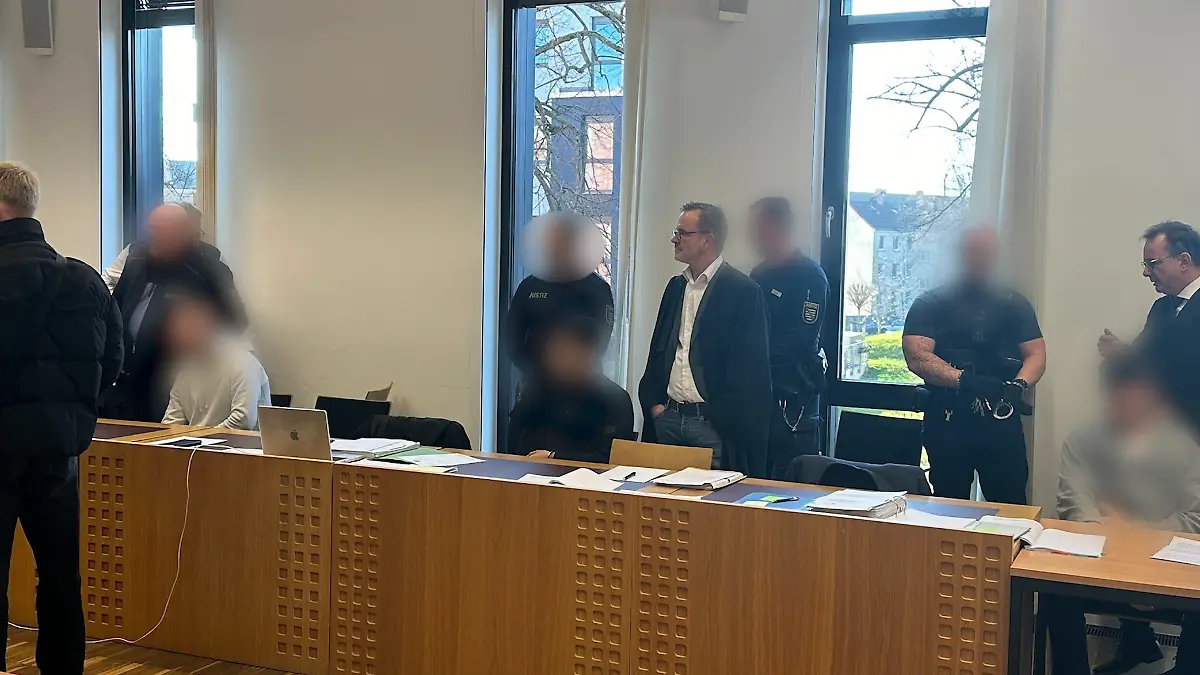 Angeklagte in einem Gerichtssaal.