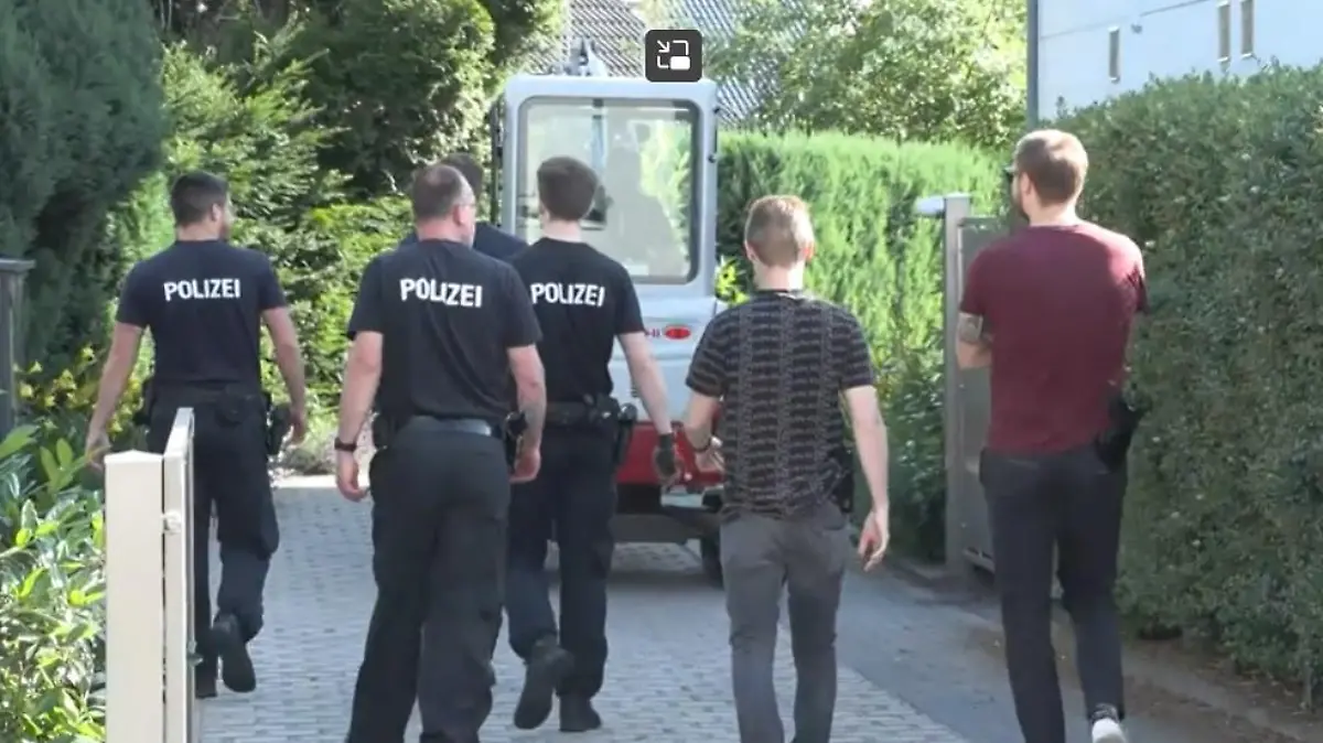 Die Polizei sucht auf einem Grundstück in Solingen nach weiteren Knochen.