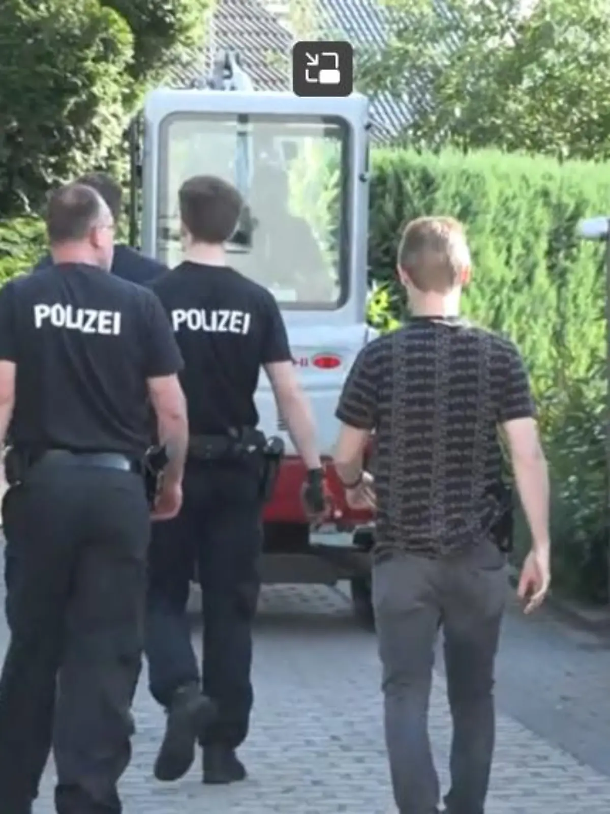 Die Polizei sucht auf einem Grundstück in Solingen nach weiteren Knochen.