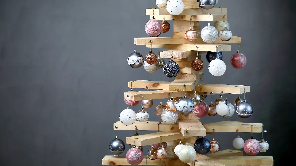 Weihnachtsbaum aus Holz mit Weihnachtskugeln.