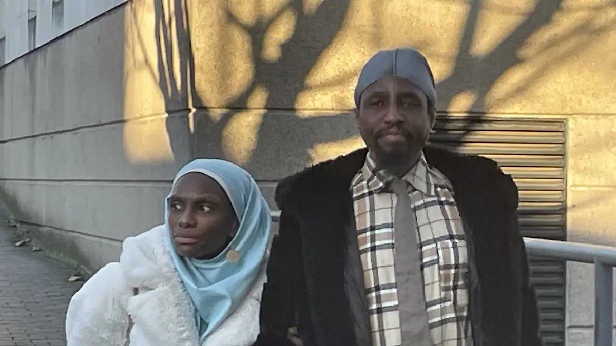 Naiyahmi und Tai Yasharahyalah vor dem Crown Court in Coventry, wo sie wegen des Todes ihres dreijährigen Sohnes angeklagt sind.