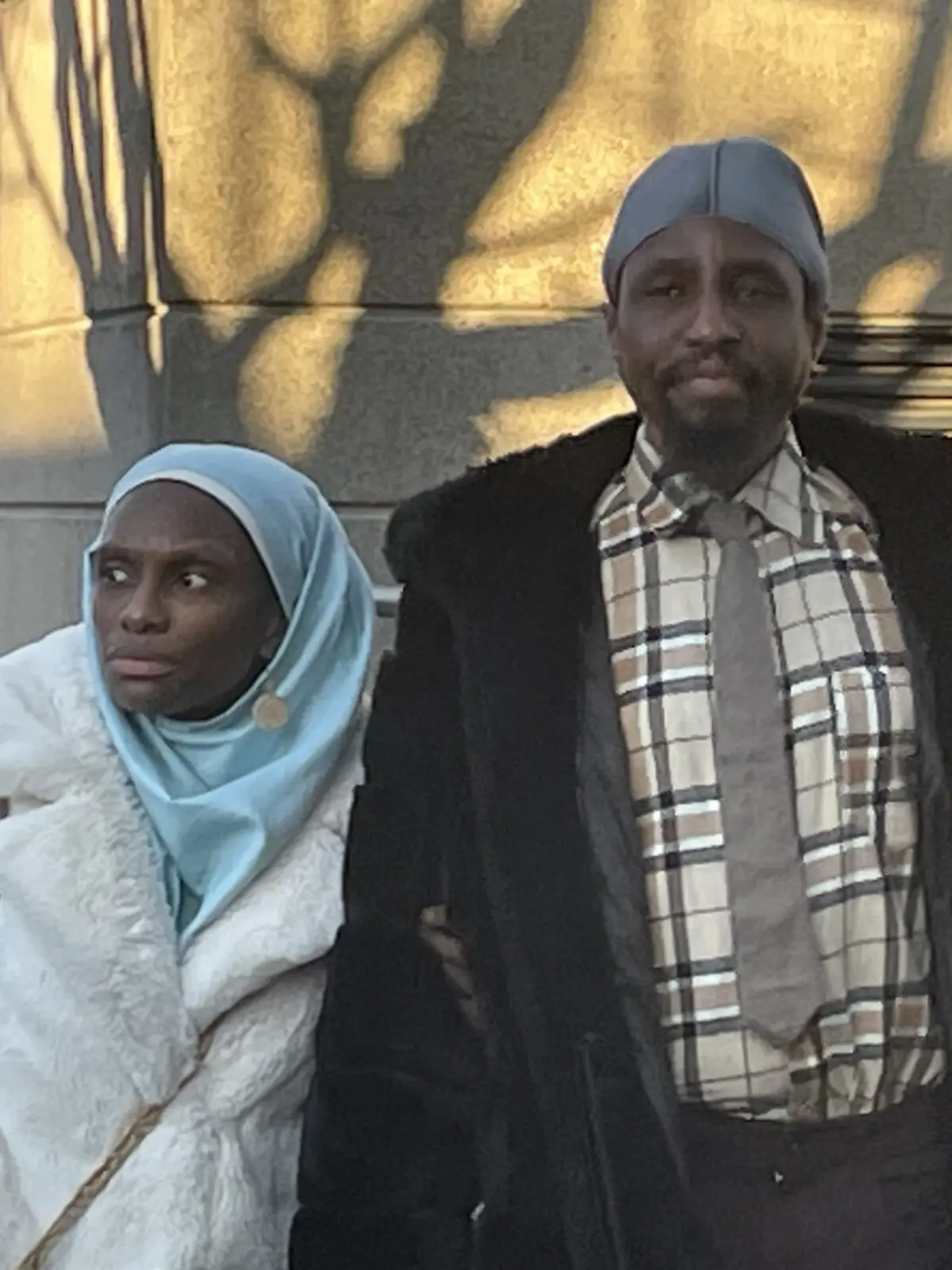 Naiyahmi und Tai Yasharahyalah vor dem Crown Court in Coventry, wo sie wegen des Todes ihres dreijährigen Sohnes angeklagt sind.
