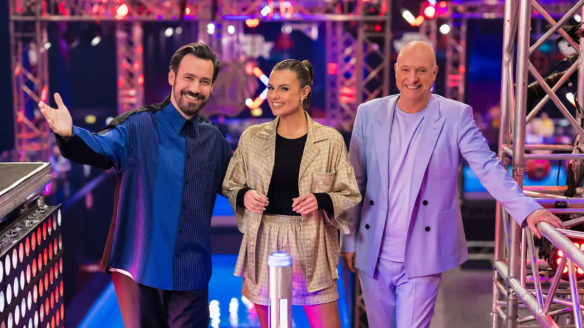 Die „Ninja Warrior Germany”-Moderatoren Jan Köppen (l.), Laura Wontorra und Frank (Buschi) Buschmann.