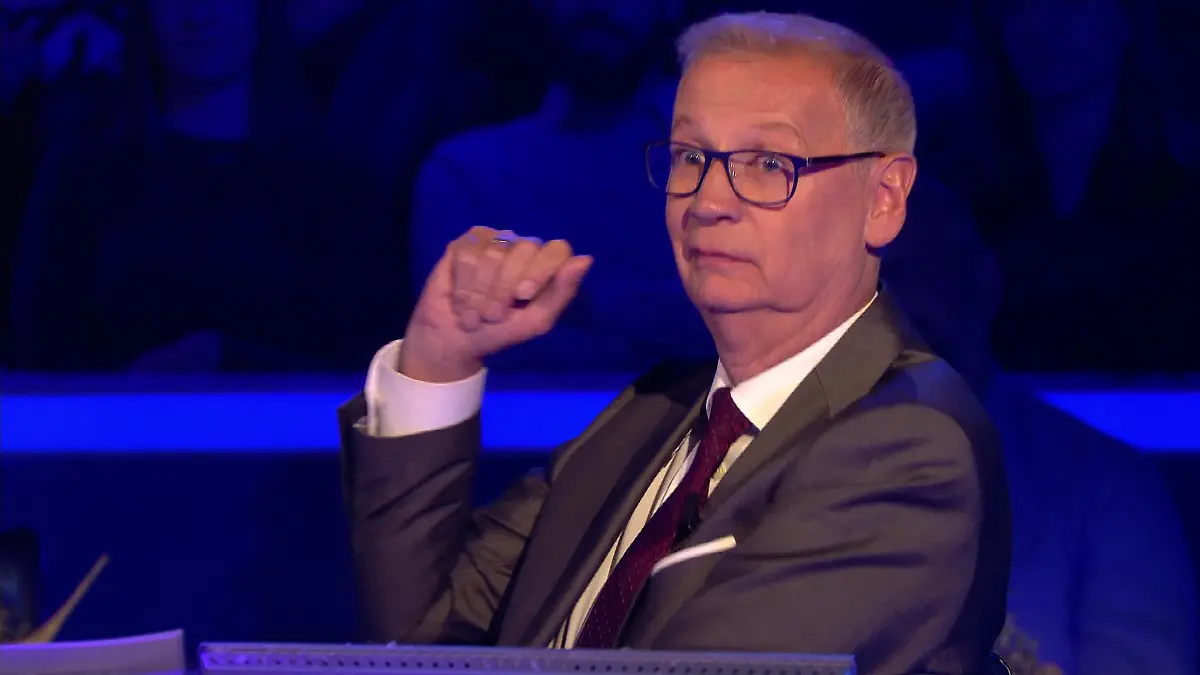 „Wer wird Millionär?”-Moderator Günther Jauch ist ganz Ohr
